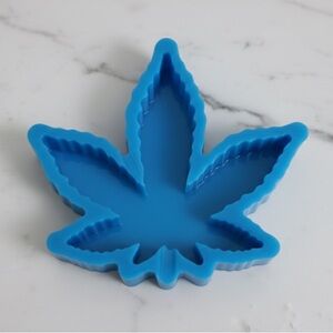 NWT Resin Leaf Ashtray – Handmade – Blue